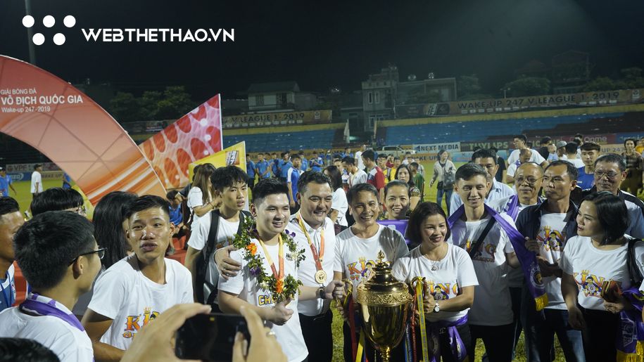 CĐV tràn xuống sân, chia vui với chức vô địch của Hà Nội FC