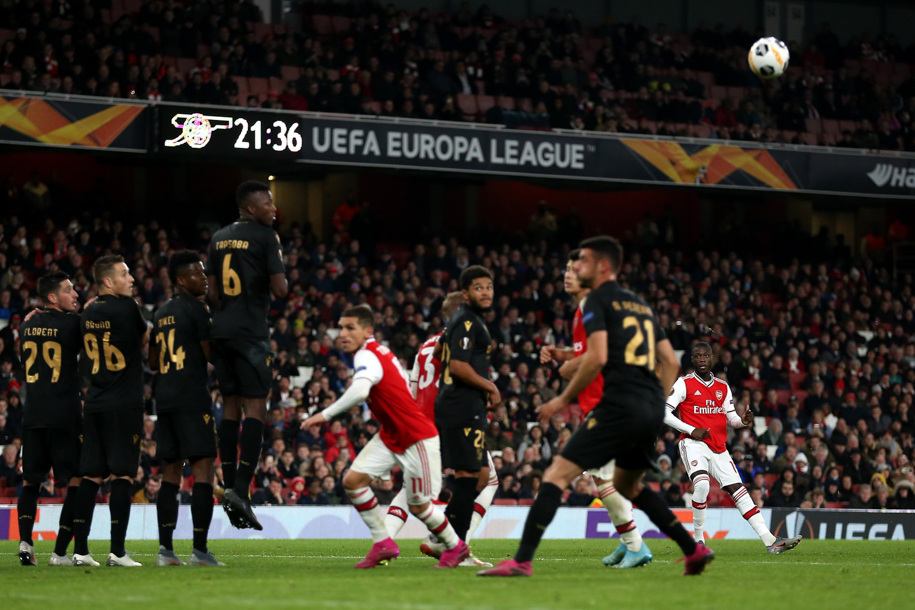 5 phút 2 siêu phẩm đá phạt, Nicolas Pepe giúp Arsenal ngược dòng Vitoria