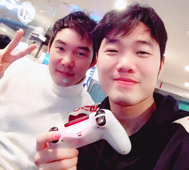 Đến thăm bệnh, con trai HLV Park Hang-seo cùng Xuân Trường chơi PlayStation