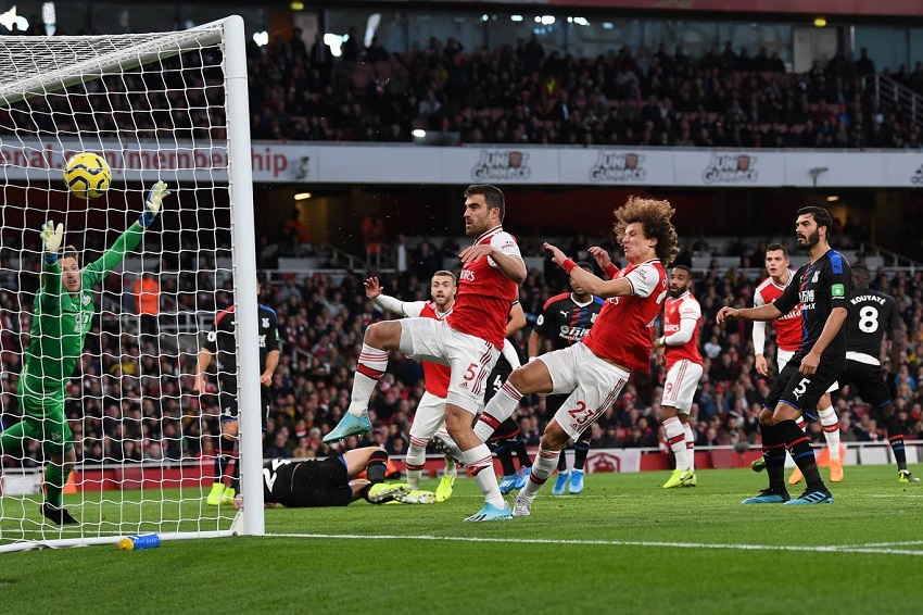 Người hâm mộ Arsenal đồng loạt công kích Emery sau khi hòa Crystal Palace