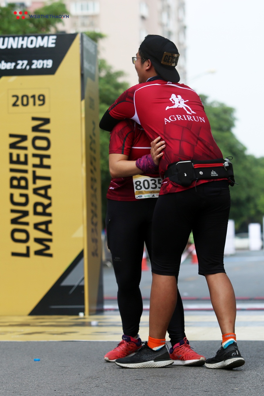 Sức mạnh từ những chiếc ôm siết chặt trên đường chạy Longbien Marathon 2019