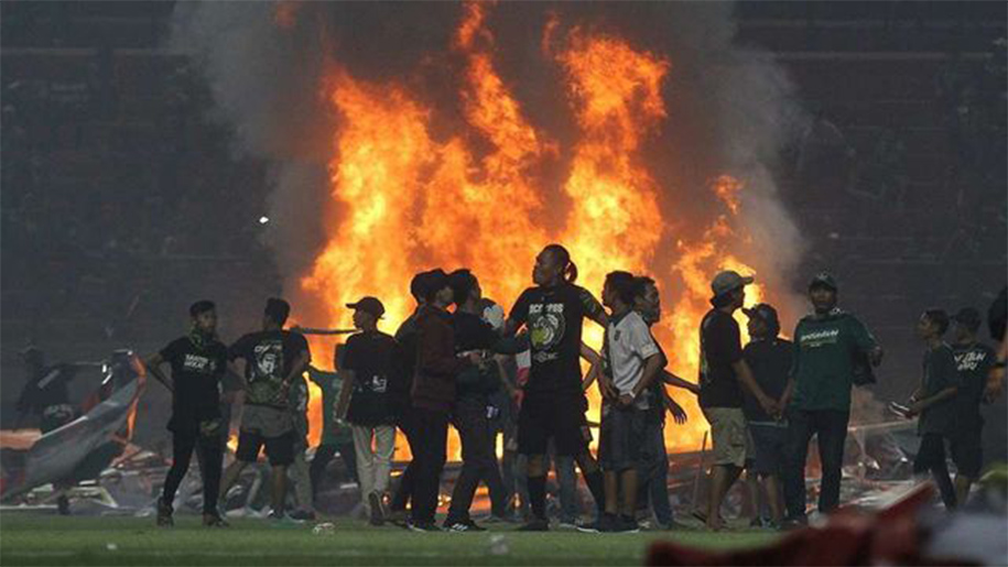 Bạo loạn bóng đá ở Indonesia: SVĐ như chiến trường