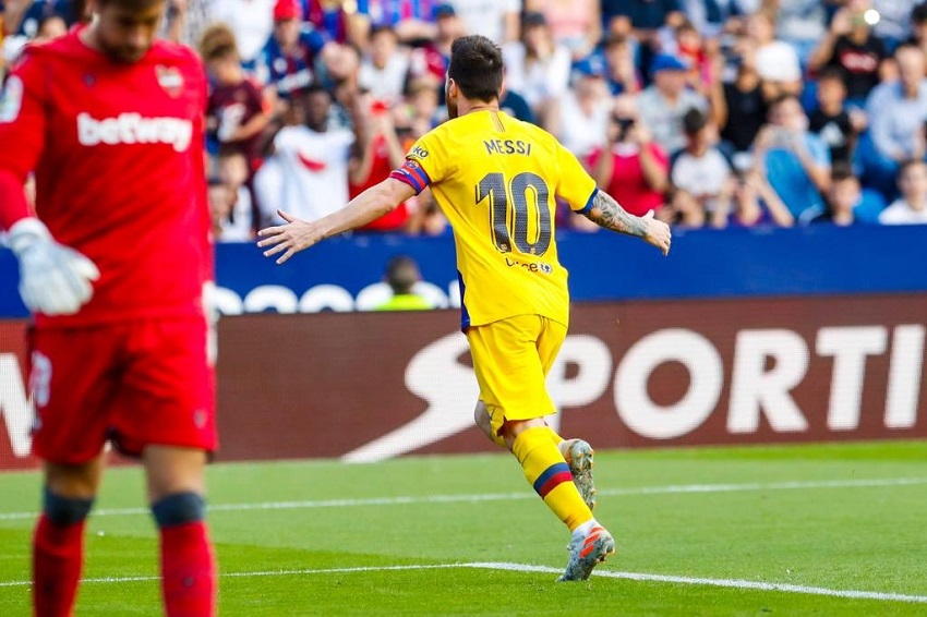 Messi với cú penalty đi vào lịch sử trong ngày buồn của Barca