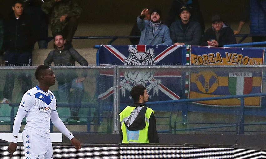 Balotelli phản ứng dữ dội khi bị phân biệt chủng tộc tại Serie A