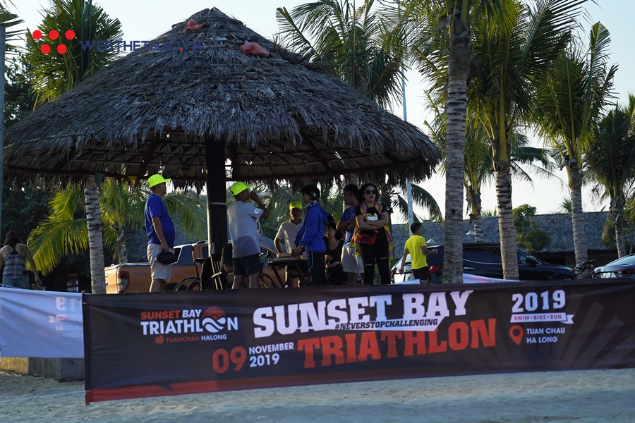 Choáng ngợp với vẻ đẹp đường bơi hoàng hôn của Sunset Bay Triathlon 2019