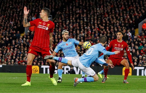 Vì sao Man City không có penalty khi cầu thủ Liverpool chạm tay vào bóng?