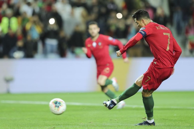 Ronaldo còn cách kỷ lục 11 bàn với hat-trick cho Bồ Đào Nha