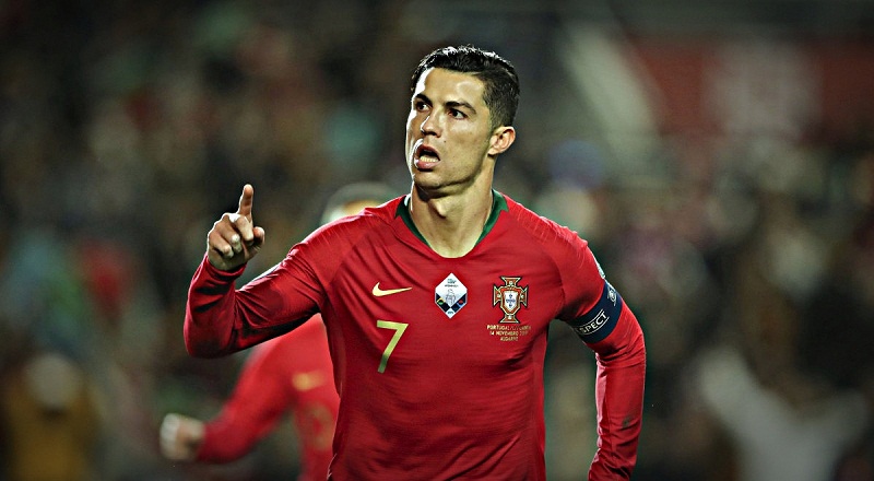Ronaldo đáp trả thách thức ghi bàn của Vua bóng đá Pele