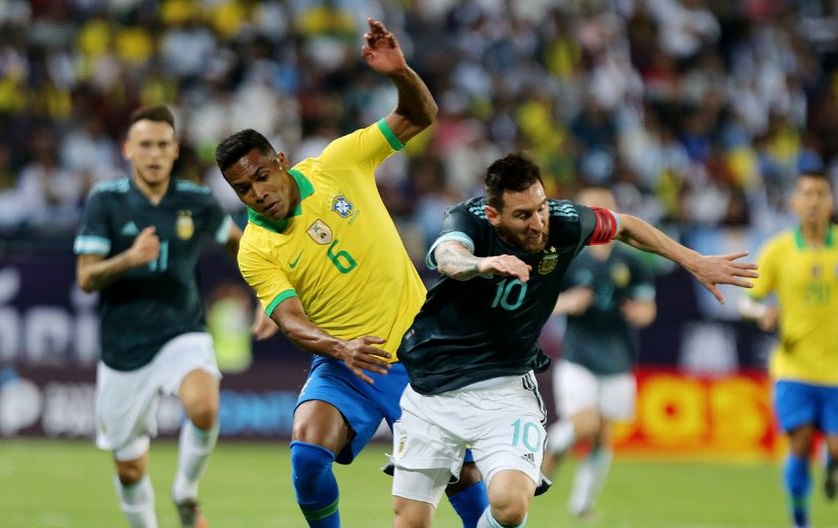 HLV đội tuyển Brazil tố cáo Messi và trọng tài thiên vị Argentina