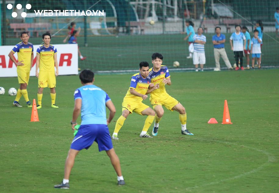 ĐT Việt Nam tăng cường rèn khả năng va chạm trước trận gặp Thái Lan