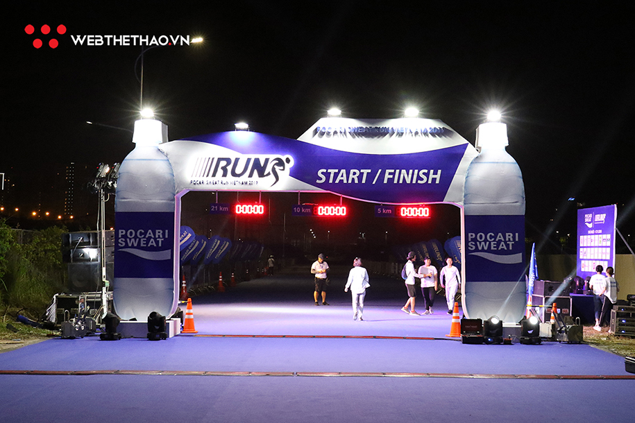 Hàng nghìn VĐV xuất phát trong đêm tại Pocari Sweat Run Việt Nam 2019