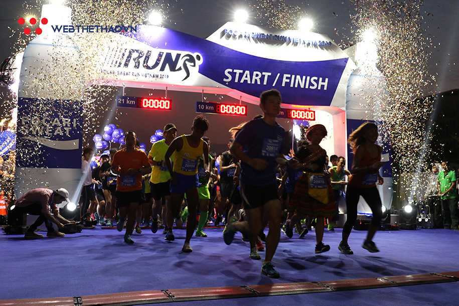 Hàng nghìn VĐV xuất phát trong đêm tại Pocari Sweat Run Việt Nam 2019