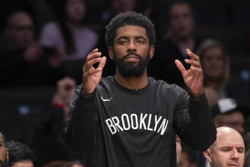 Kyrie Irving dính chấn thương vai, Brooklyn Nets khó càng thêm khó