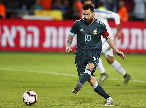 Messi ngã xuống sân vẫn rê bóng qua 5 cầu thủ Uruguay