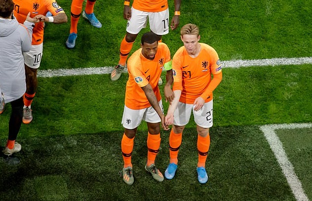 Wijnaldum thực hiện hành động kỳ lạ sau khi lập hat-trick cho Hà Lan