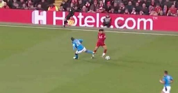 CĐV Liverpool trầm trồ chứng kiến Salah làm hậu vệ Napoli ngã sấp mặt