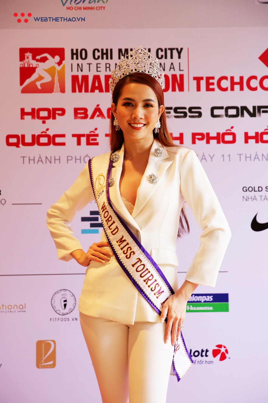 Hoa hậu Phan Thị Mơ mướt mải mồ hôi tập luyện trước Techcombank HCMC Marathon 2019