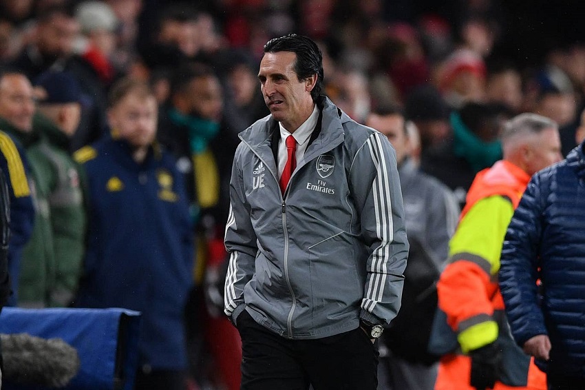 CĐV Arsenal giơ cao biển hiệu phản đối Emery sau thất bại
