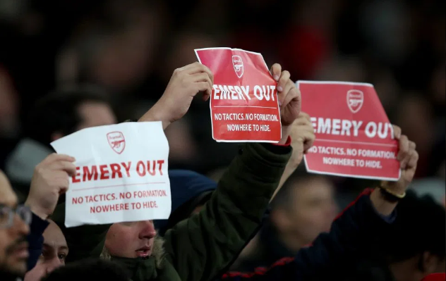CĐV Arsenal giơ cao biển hiệu phản đối Emery sau thất bại