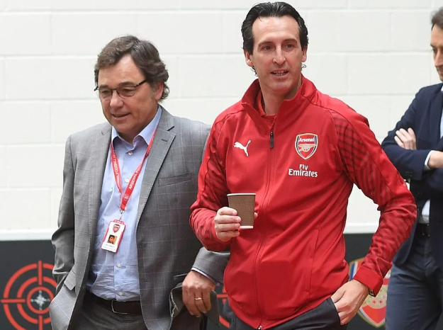 CĐV Arsenal gọi giám đốc bóng đá là “kẻ lừa đảo” khi sa thải Emery