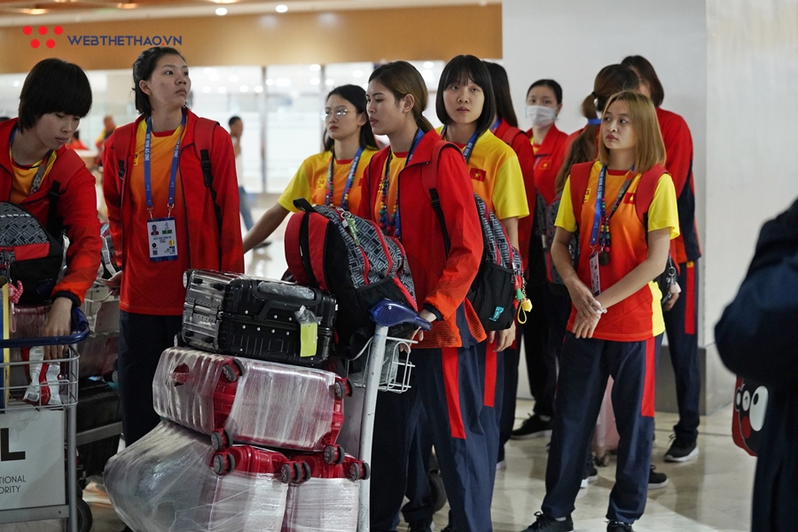 Đoàn thể thao Việt Nam đổ bộ nhuộm đỏ sân bay Manila trước ngày khai mạc SEA Games 30