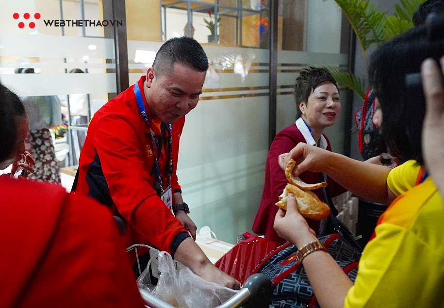Hình ảnh thú vị VĐV đoàn Việt Nam chia bánh cho phóng viên trong ngày đổ bộ xuống Manila