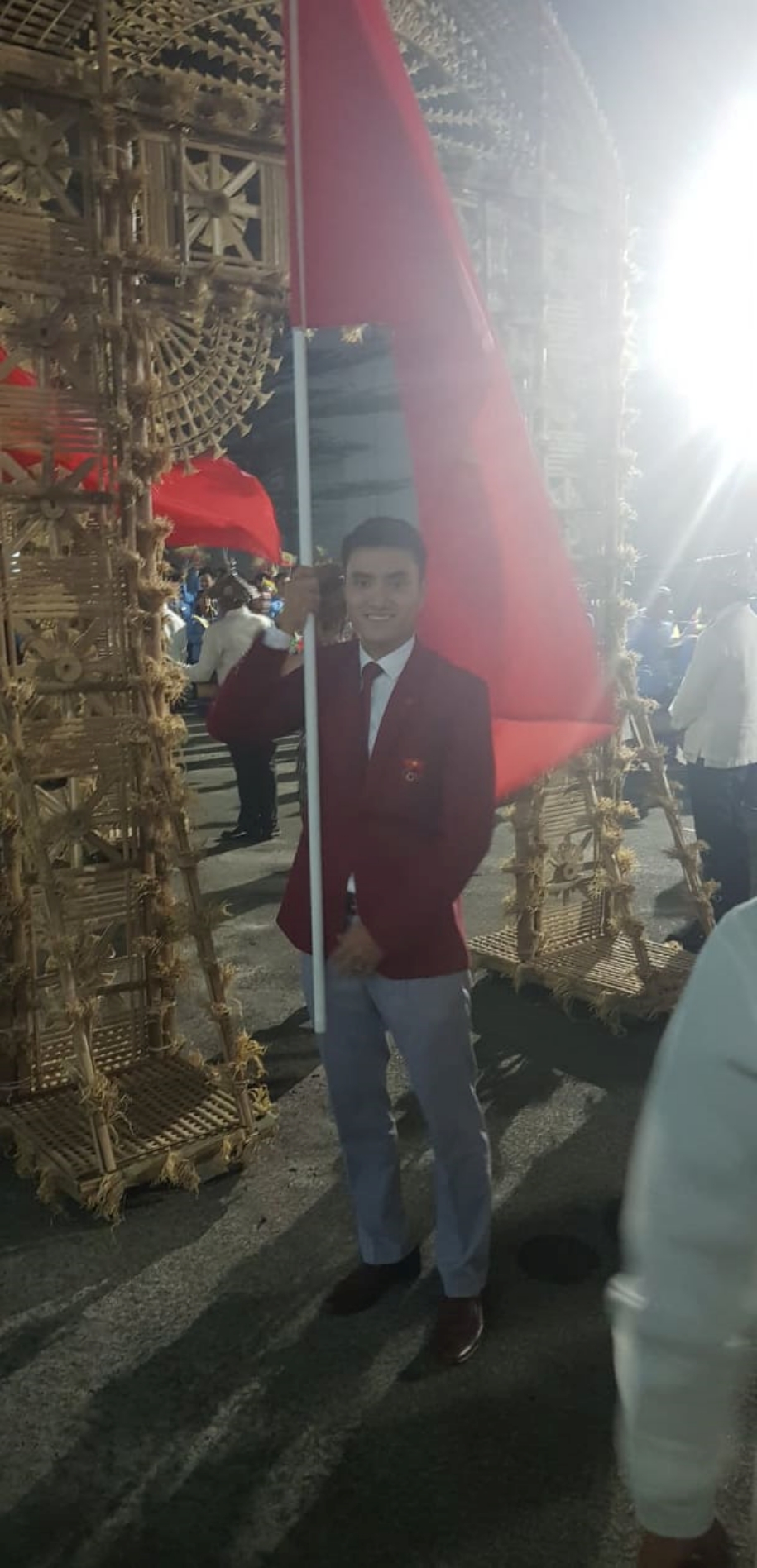 Kiếm thủ cầm cờ Việt Nam Vũ Thành An selfie ở Lễ Khai mạc SEA Games 30