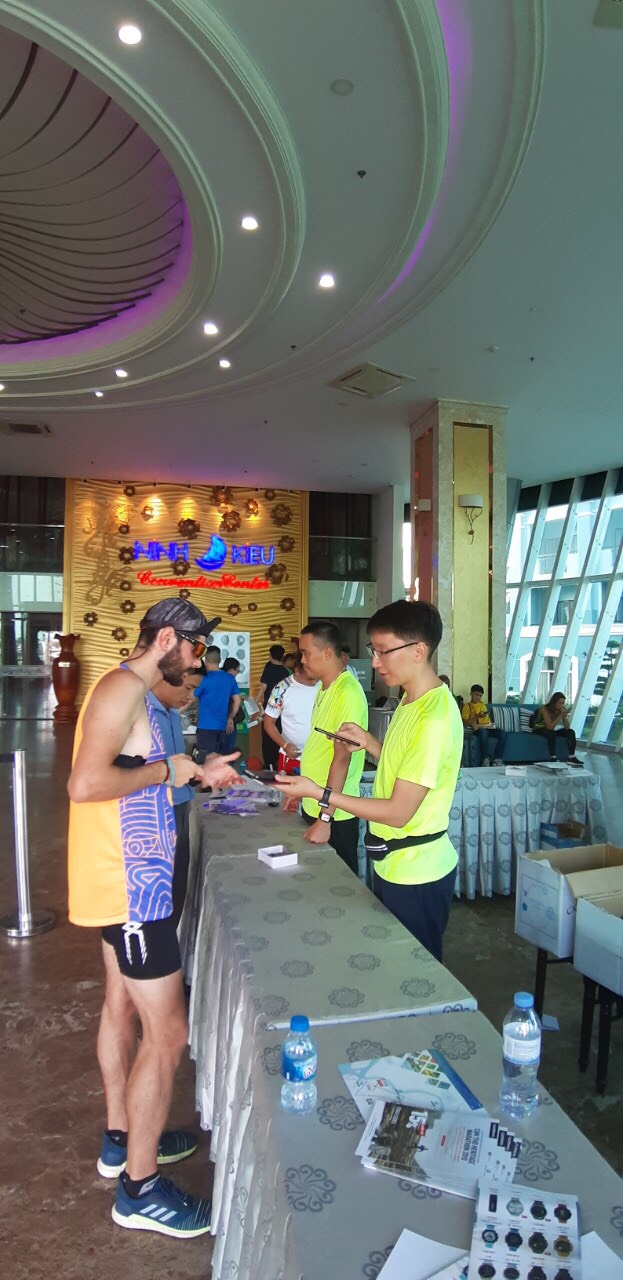Vận động viên nô nức nhận Race kit tại Marathon Di sản Cần Thơ 2019