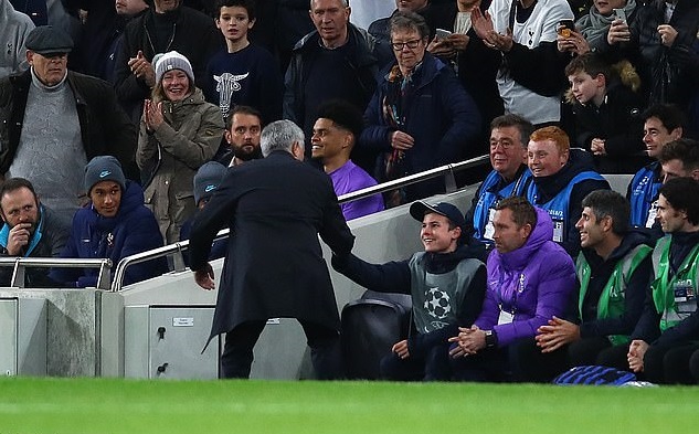 Cậu bé nhặt bóng của Tottenham nhận lời mời đặc biệt từ Mourinho