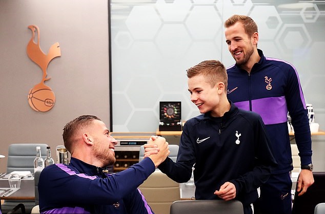 Cậu bé nhặt bóng của Tottenham nhận lời mời đặc biệt từ Mourinho