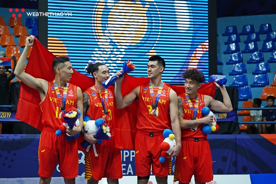 Đội tuyển bóng rổ 3x3 Việt Nam hạnh phúc cùng tấm huy chương lịch sử