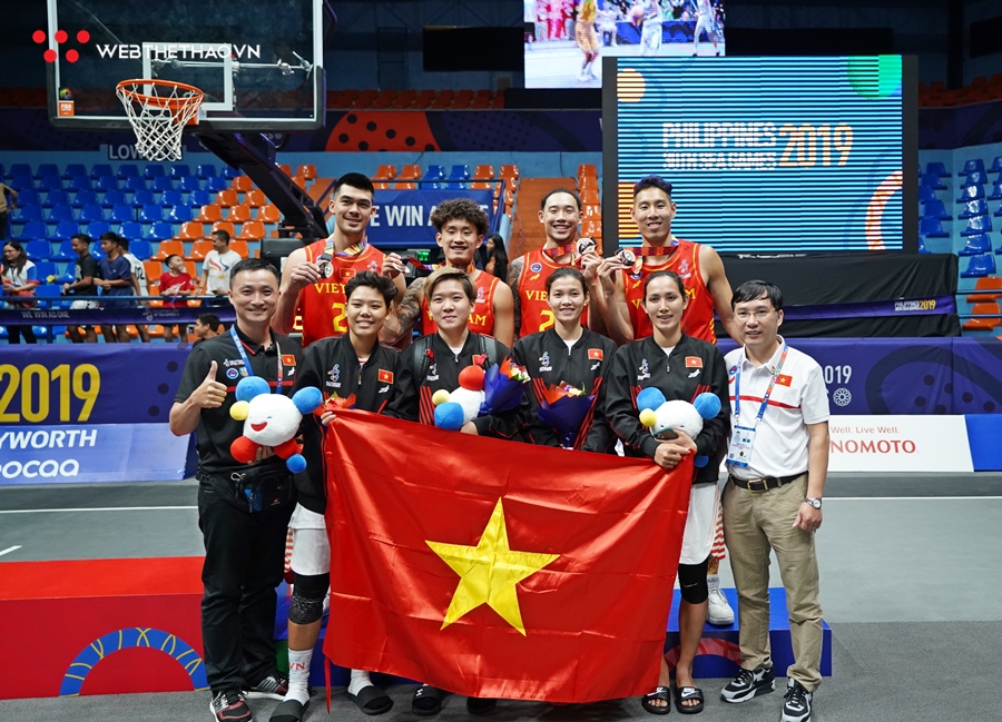 Đội tuyển bóng rổ 3x3 Việt Nam hạnh phúc cùng tấm huy chương lịch sử