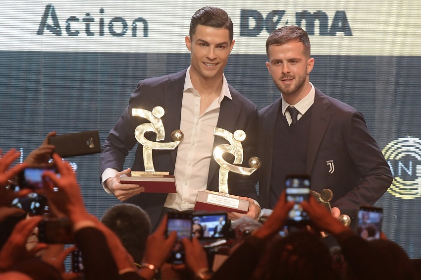 Ronaldo cũng ẵm một giải thưởng danh giá khi Messi đoạt Quả bóng vàng