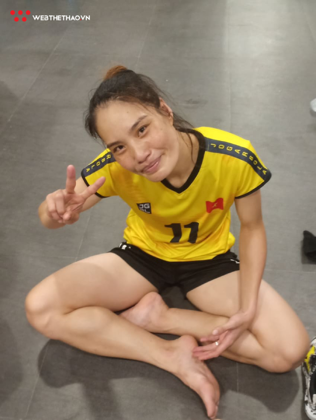 Cận cảnh hotgirl Thu Hoài và ĐT bóng chuyền ăn mừng trong phòng thay đồ sau trận thắng Indonesia