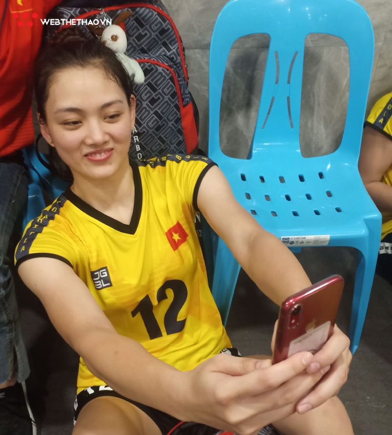 Cận cảnh hotgirl Thu Hoài và ĐT bóng chuyền ăn mừng trong phòng thay đồ sau trận thắng Indonesia