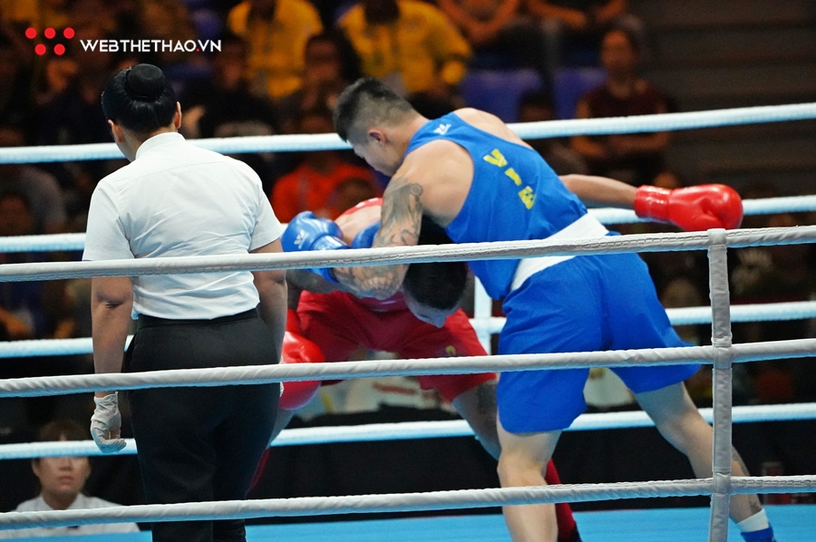 Trương Đình Hoàng tỏa sáng đánh bại ứng viên vô địch John Marvin ở hạng 81kg Boxing SEA Games 30