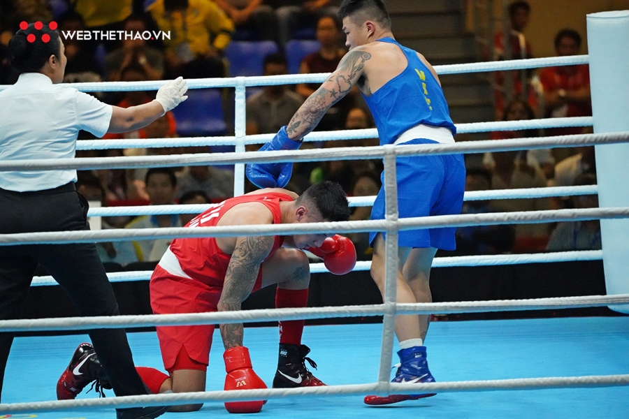 Trương Đình Hoàng tỏa sáng đánh bại ứng viên vô địch John Marvin ở hạng 81kg Boxing SEA Games 30