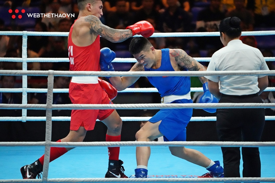Trương Đình Hoàng tỏa sáng đánh bại ứng viên vô địch John Marvin ở hạng 81kg Boxing SEA Games 30
