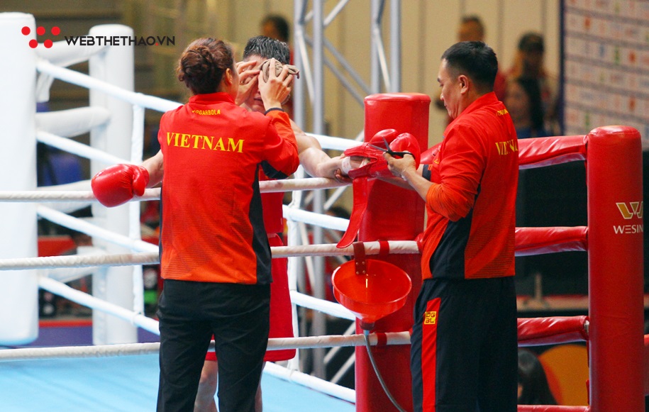 Nguyễn Văn Đương đổ máu vẫn nghiền nát đối thủ tiến vào chung kết Boxing hạng 56kg