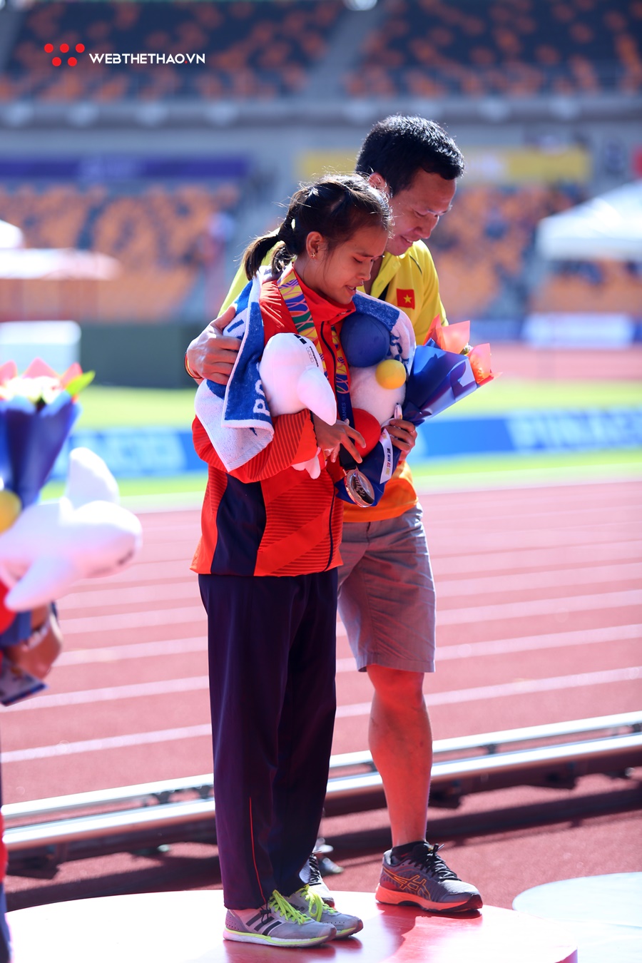 Rớt nước mắt nữ marathoner Việt đổ gục, không thể tự mặc quần dài lên nhận HCĐ SEA Games 30