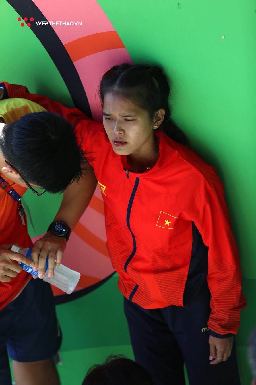 Rớt nước mắt nữ marathoner Việt đổ gục, không thể tự mặc quần dài lên nhận HCĐ SEA Games 30