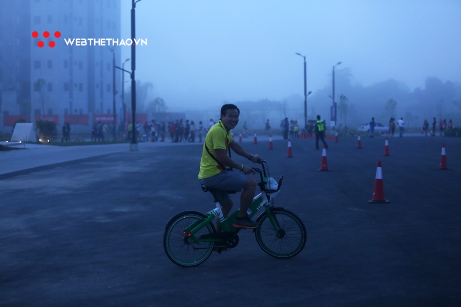 Thầy Hồng Lệ tất bật chăm trò kiệt sức sau HCĐ marathon SEA Games 30, vẫn lo… mất xe đạp