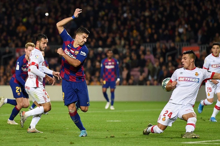 Suarez đánh gót ghi bàn kinh ngạc sau màn phối hợp mãn nhãn của Barca