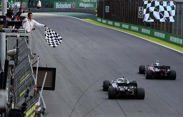 Formula One thất bại khi đổi cờ truyền thống thành điện tử