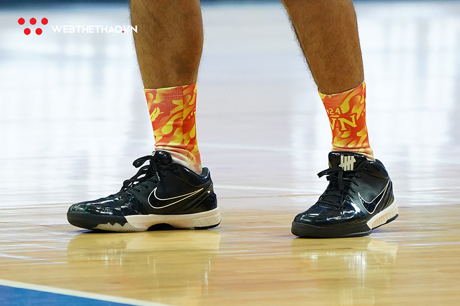 Các cầu thủ đội tuyển bóng rổ 5x5 Việt Nam mang giày gì tại SEA Games 30?