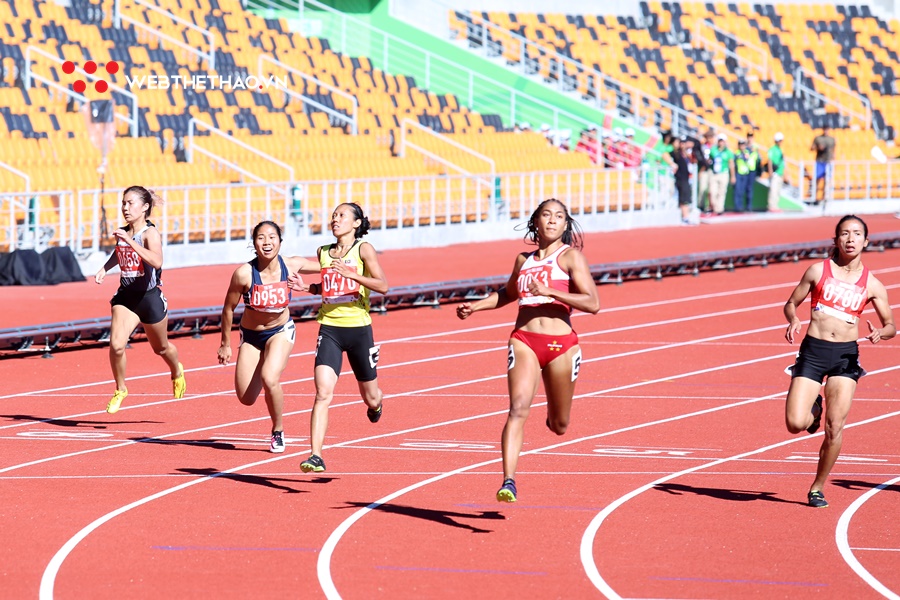 Đồng đội của Tú Chinh ngã nhào trên đường chạy vòng loại 100m SEA Games 30