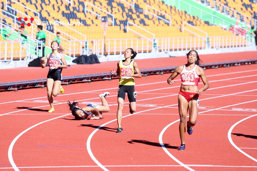 Đồng đội của Tú Chinh ngã nhào trên đường chạy vòng loại 100m SEA Games 30