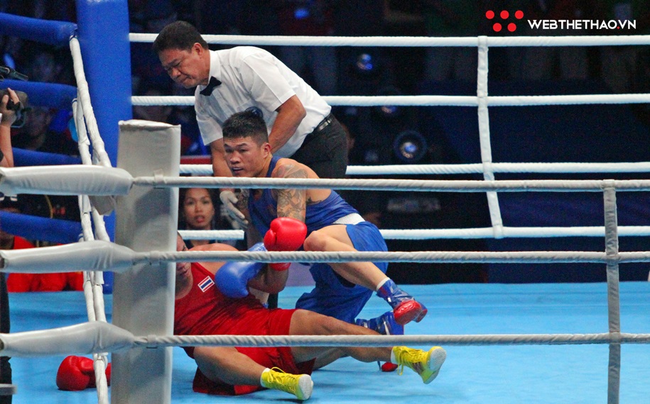 Võ sỹ Thái Lan đấu vật khiến Trương Đình Hoàng suýt văng khỏi khán đài trận CK Boxing hạng 81kg
