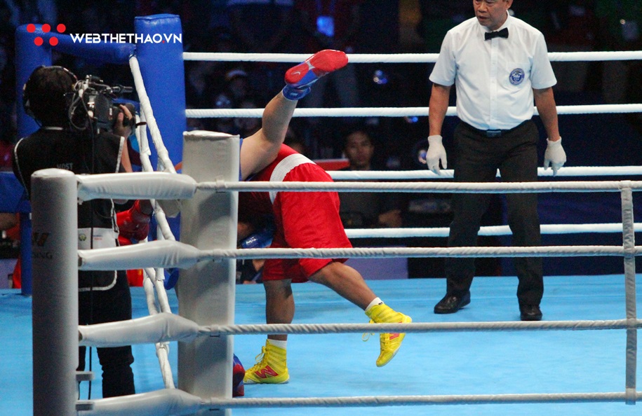 Võ sỹ Thái Lan đấu vật khiến Trương Đình Hoàng suýt văng khỏi khán đài trận CK Boxing hạng 81kg