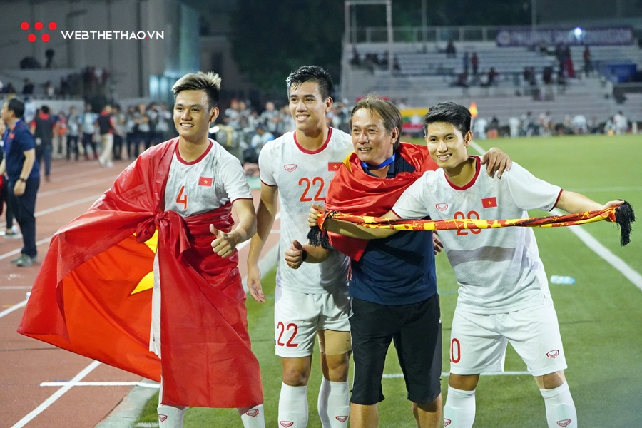 Các cầu thủ và BHL U22 Việt Nam ăn mừng chức vô địch SEA Games 30 cùng hàng ngàn CĐV